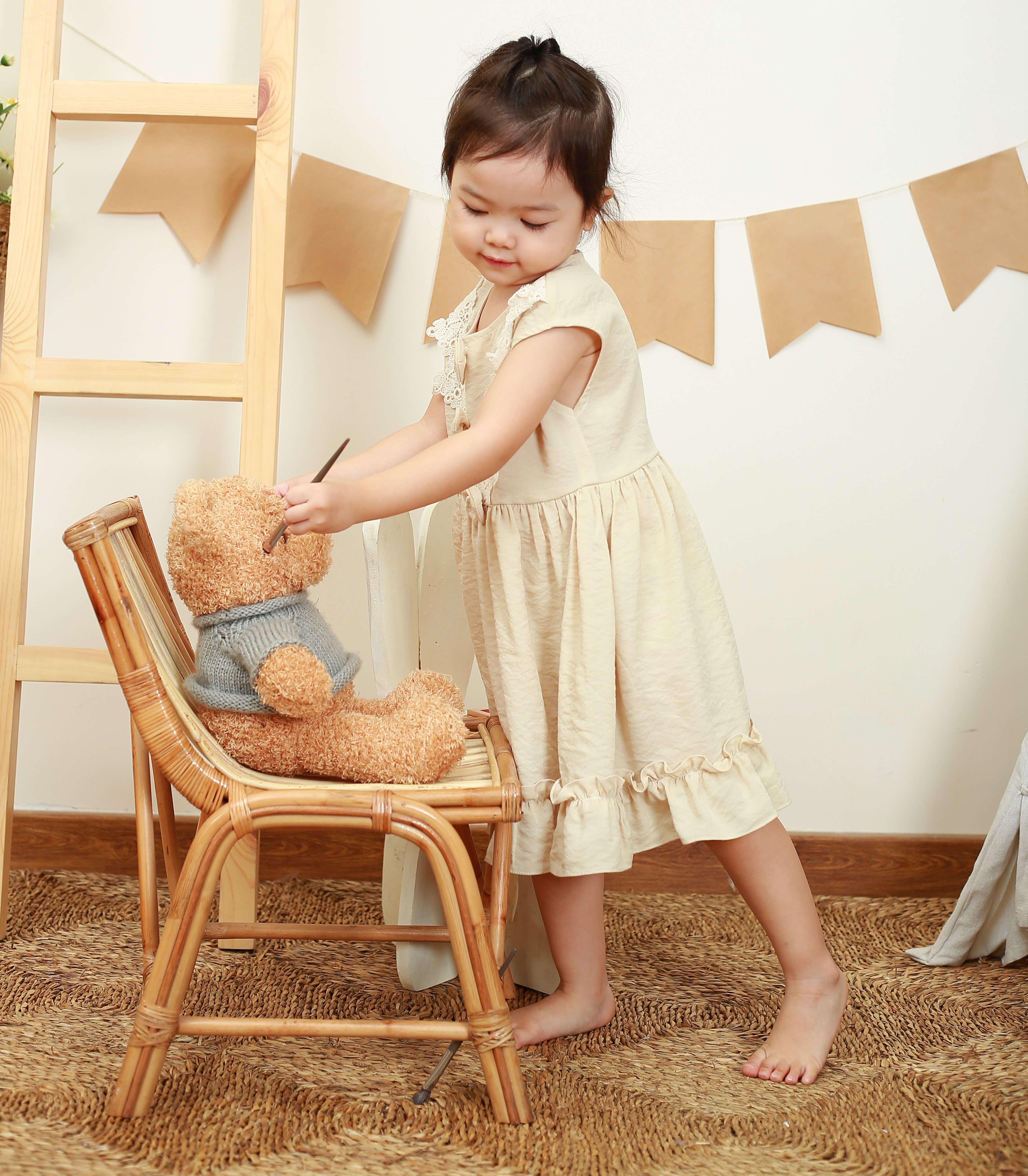 Váy trắng bèo chân váy đính nơ và ren m66