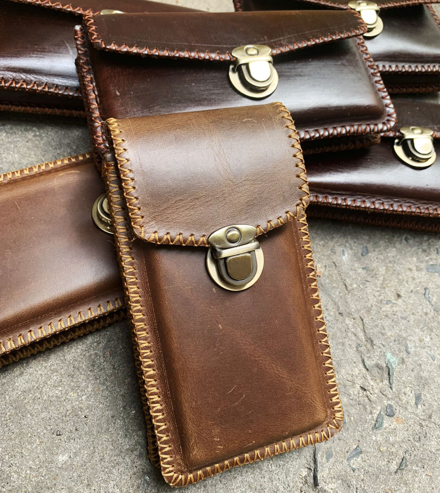 Bao Da Đựng 2 Điện Thoại Đeo Hông May Viền