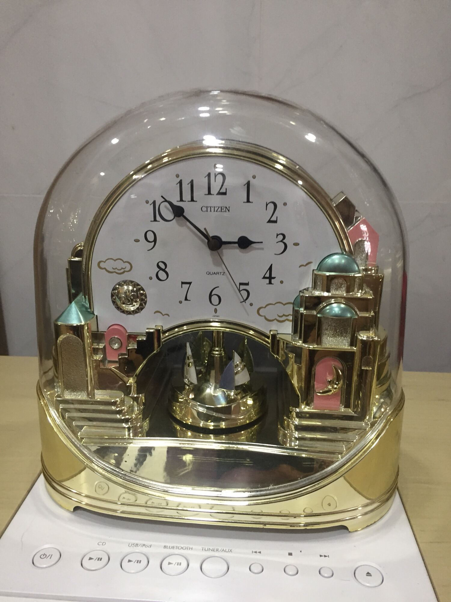 Đồng hồ để bàn lắc xoay Citizen