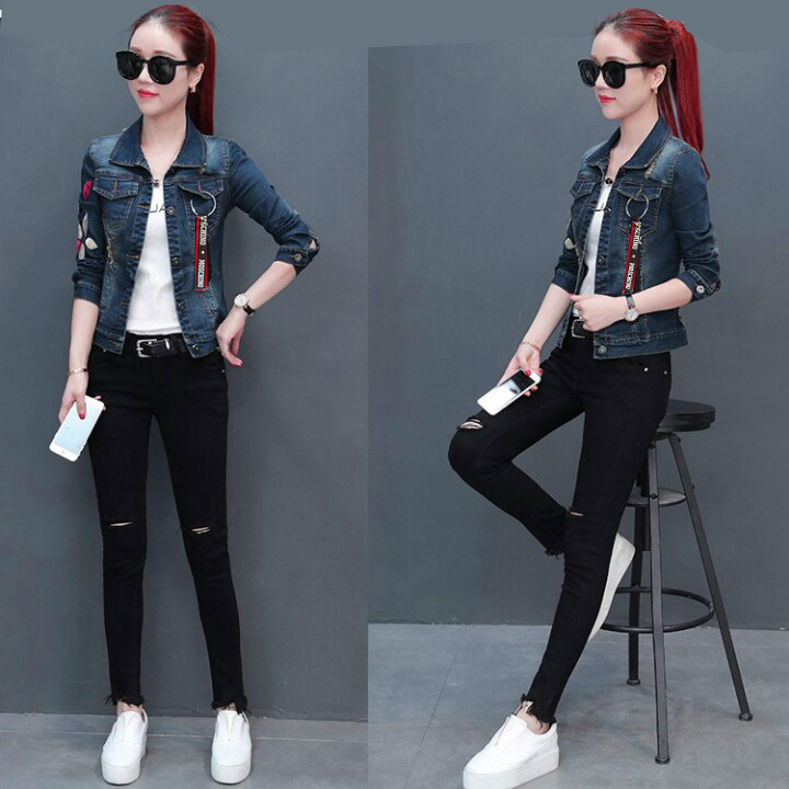 Áo khoác jean nữ thêu hoa cài khoen