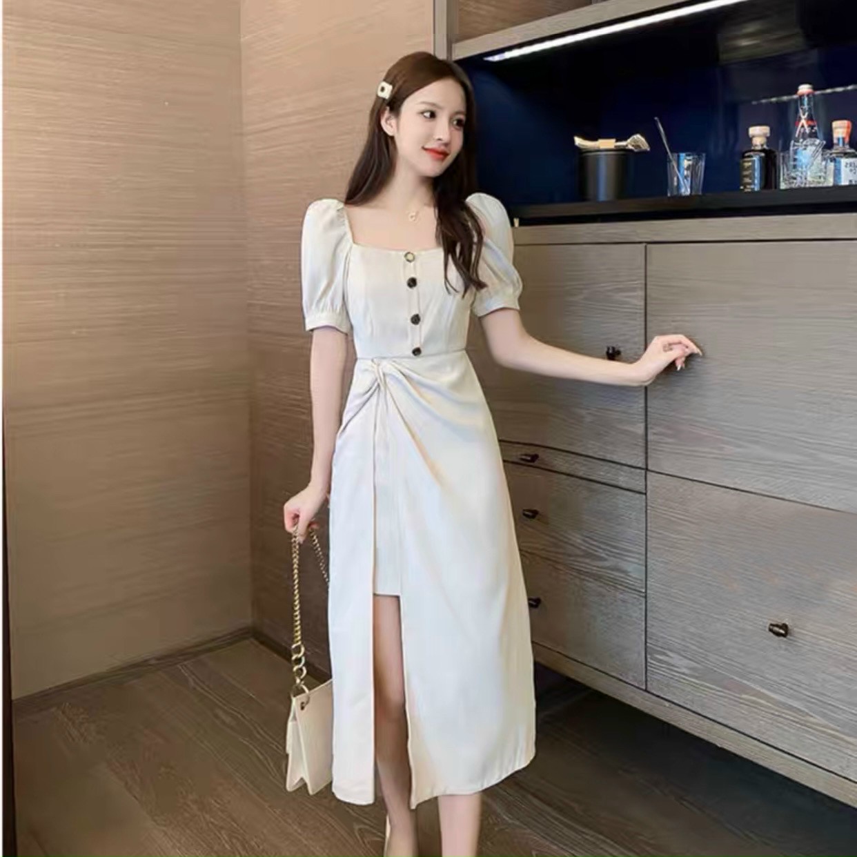 Đầm kem cổ vuông xoắn eo
