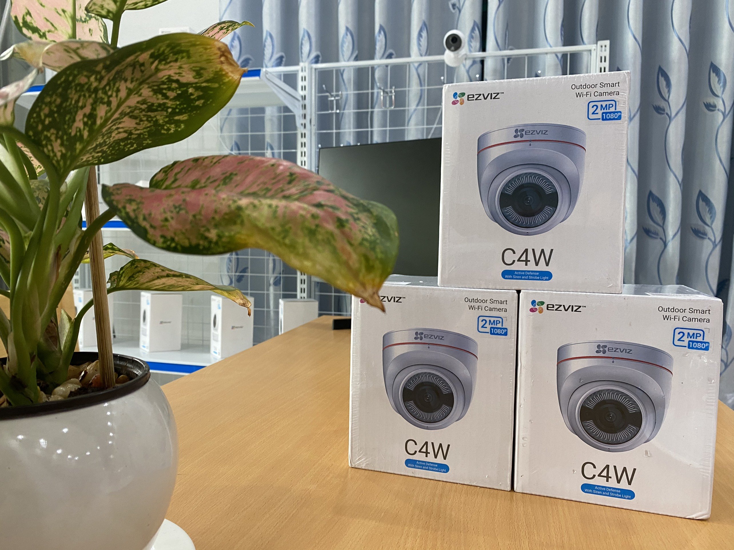 Camera ezviz c4w combo thẻ 32gb hộp kỉ thuật phụ kiện