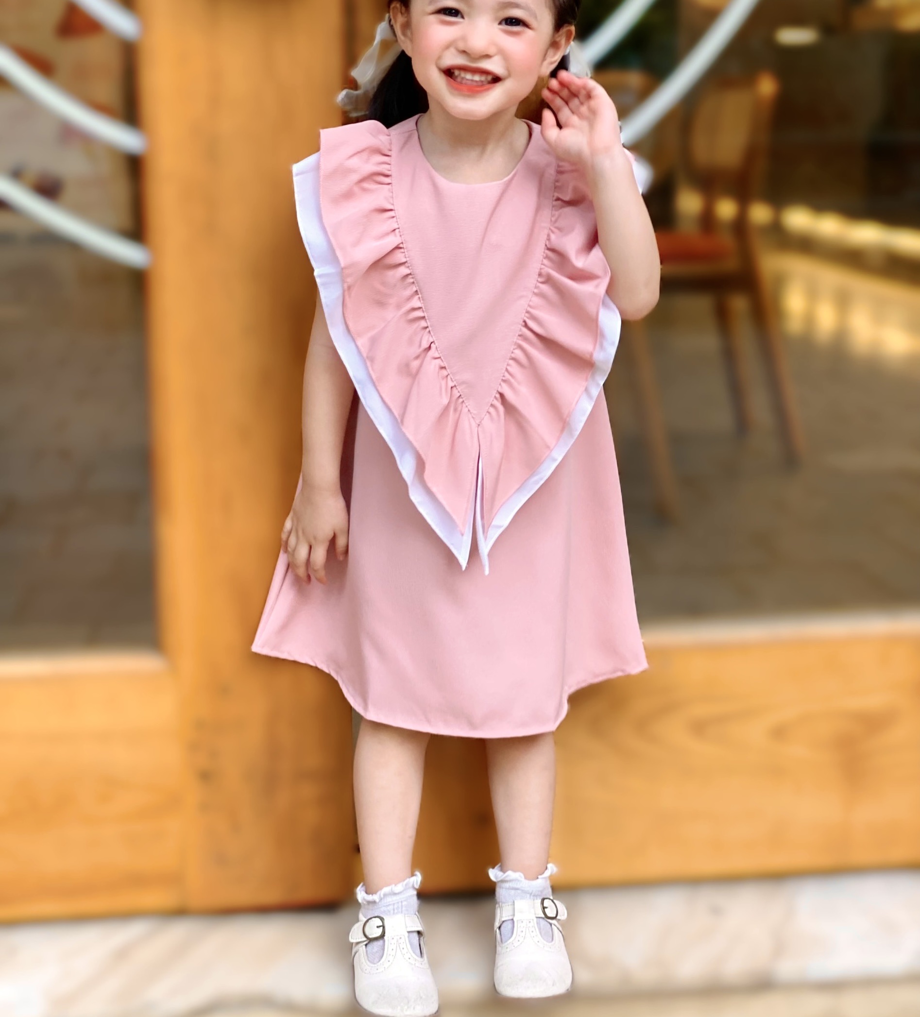 Đầm đỏ cổ tim ngắn tay, chân váy xếp ly