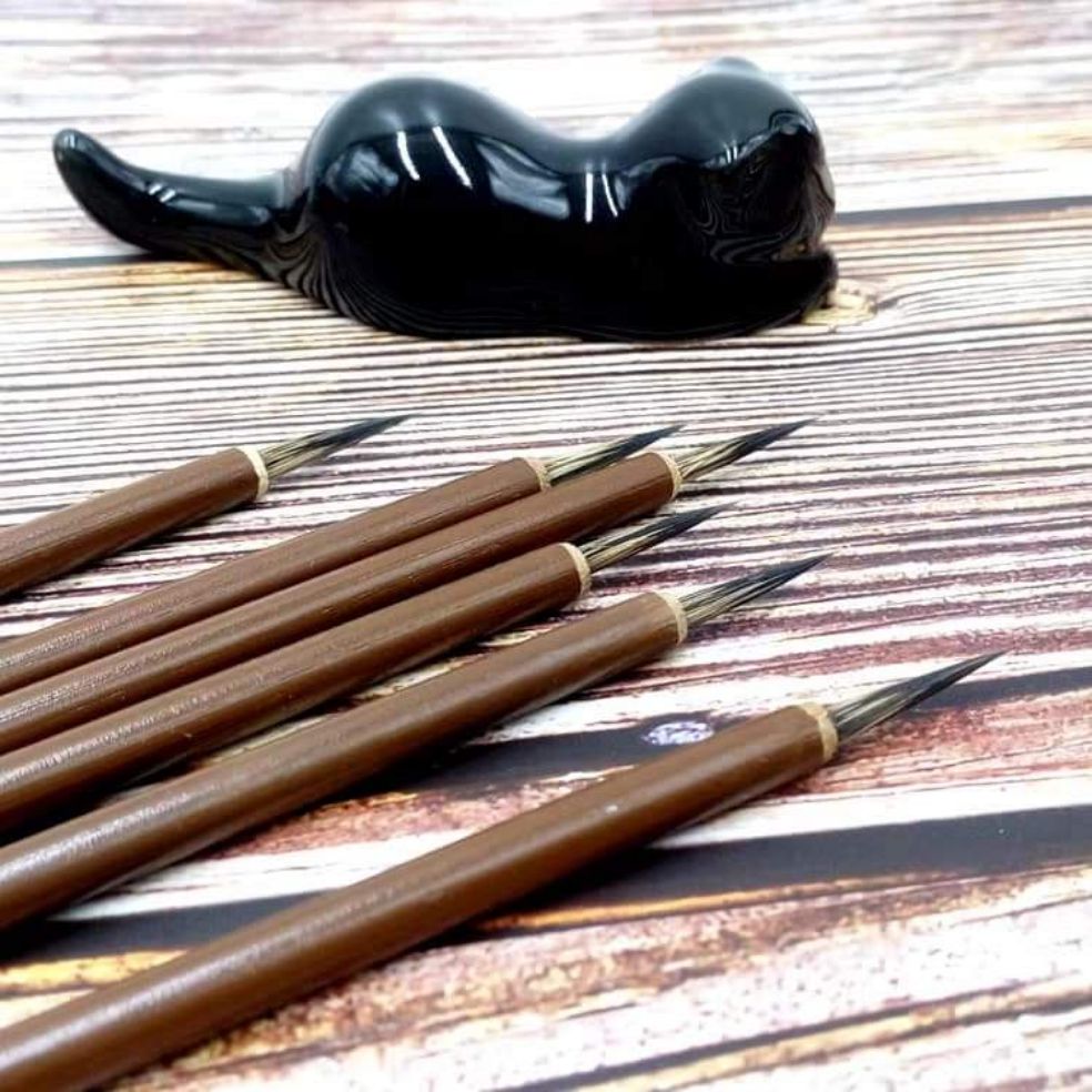 Bút tiểu 👉Cán bút: cán tre,.... lông bút: lông chồn👉Xuất phong 1,2cm,,, Khẩu kính 0.3cm