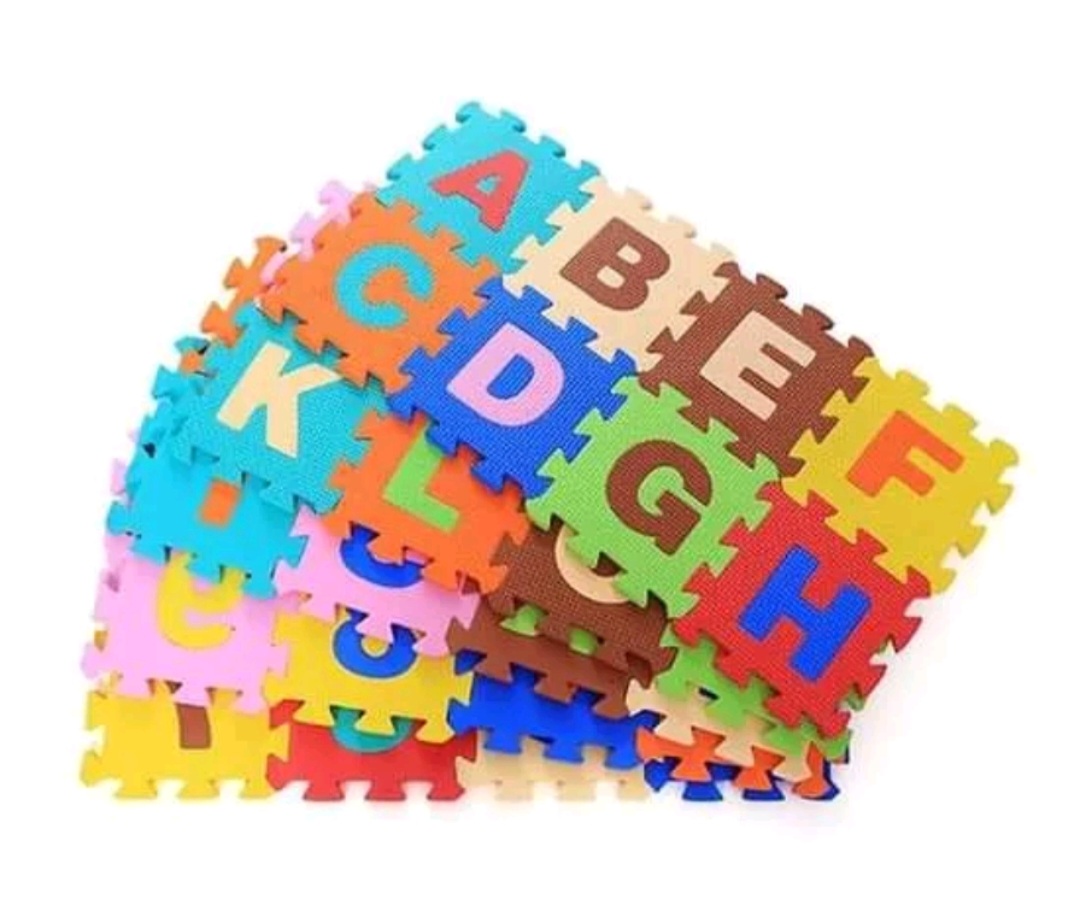 40 miếng xốp kích thước 15x15 cm/ tấm gồm 26 chữ cái, 10 số đếm và 4 dấu cho bé vừa học, phát triển trí tuệ, vui chơi và lót sàn
