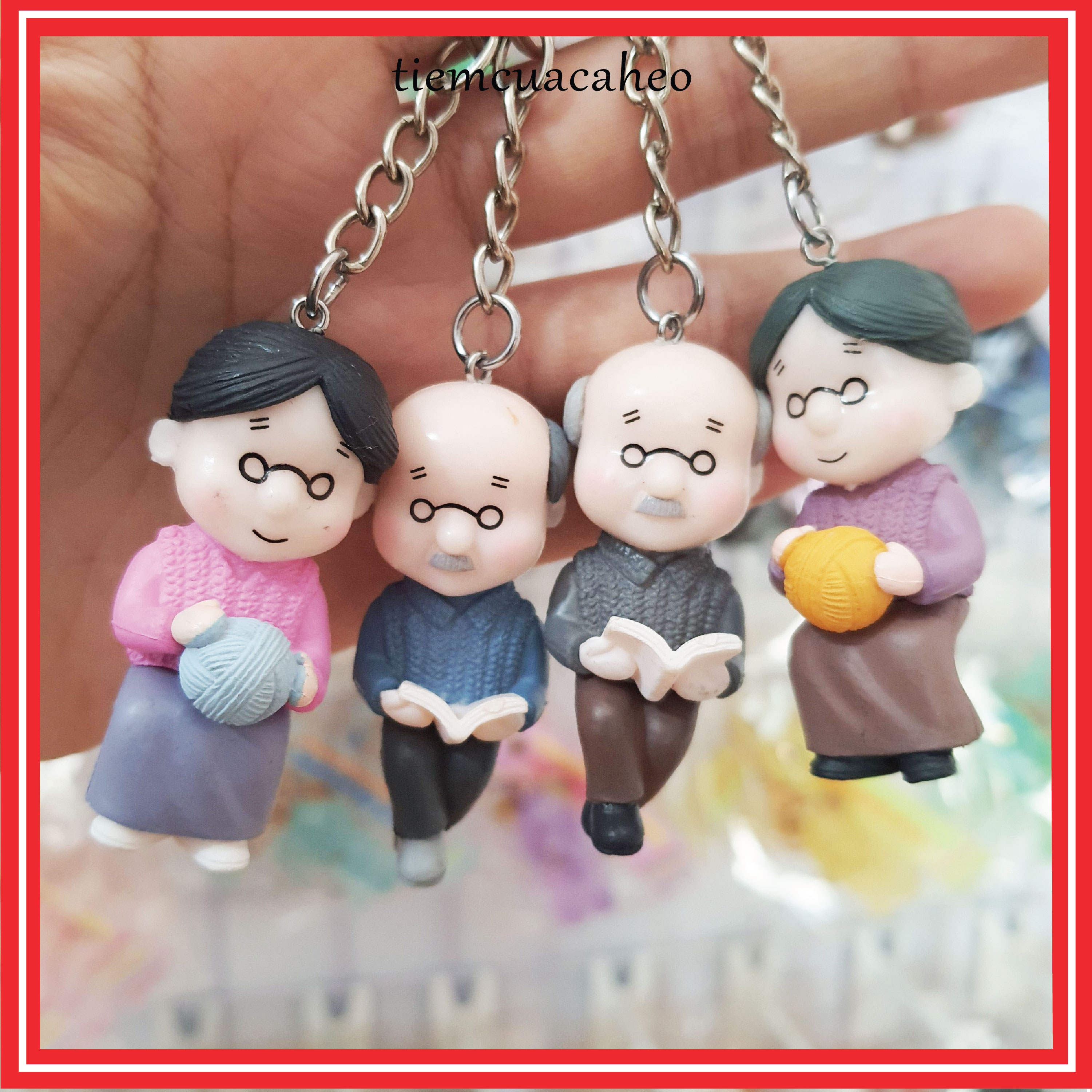 Móc khóa cặp đôi ông bà anh, ông bà đan len đọc sách.