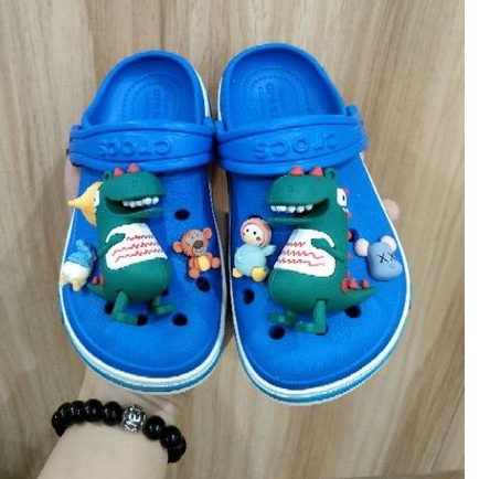Hàng bán chạy 🔥 dép crocs cho bé, combo dép và charm gắn dép sticketr.