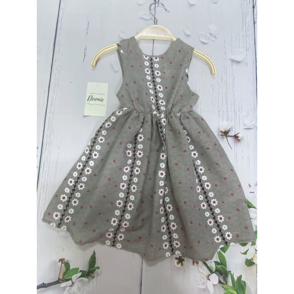 [Molly Dress] Váy thiết kế dáng xòe khoét V lưng màu xám họa tiết hoa dây cho bé gái - ẢNH THẬT - Doonie Kiddie