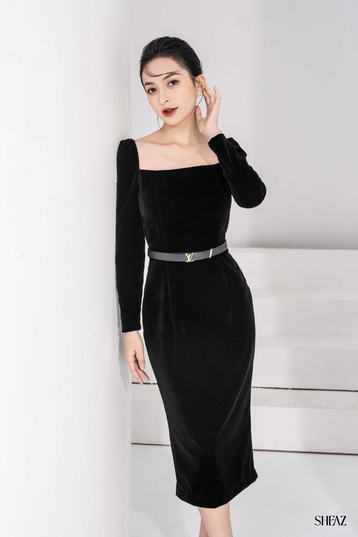SHEAZ Đầm bút chì ôm dáng body nhung tuyết đen thu đông