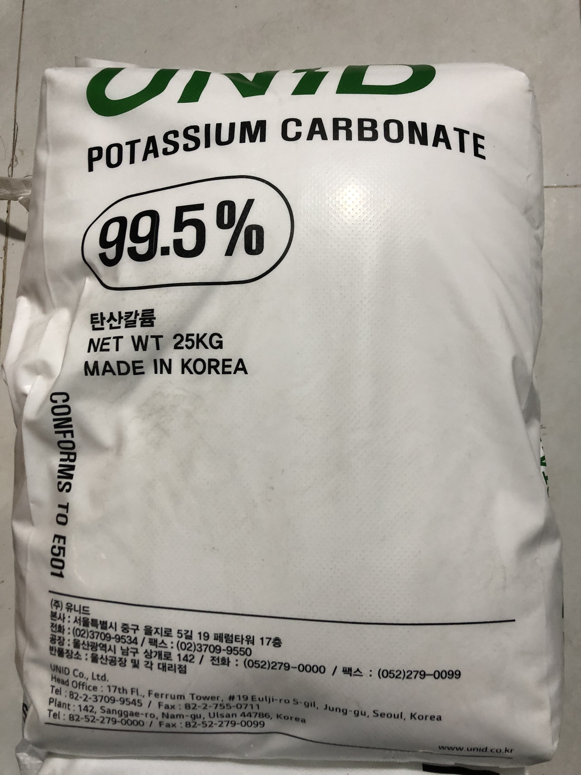 Phân bón kali cacbonat k2co3 = 99.5%. hàng chiết lẻ từ bao 25kg.