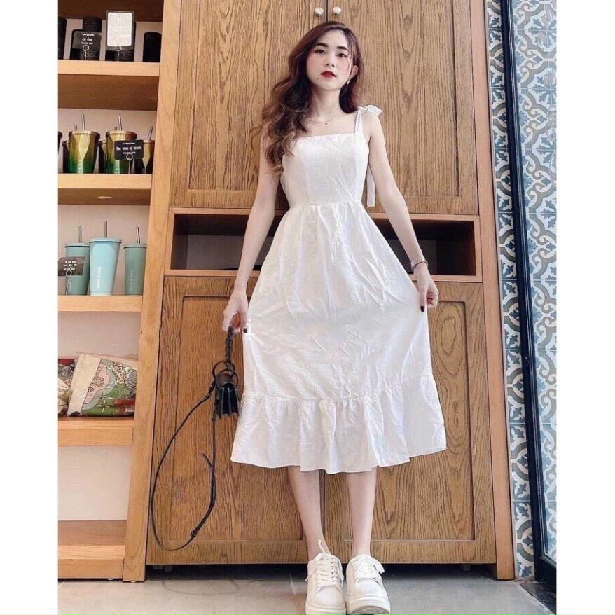 Đầm trắng xòe hai dây có thể phối hợp với áo blazer trở nên năng động xinh xắn