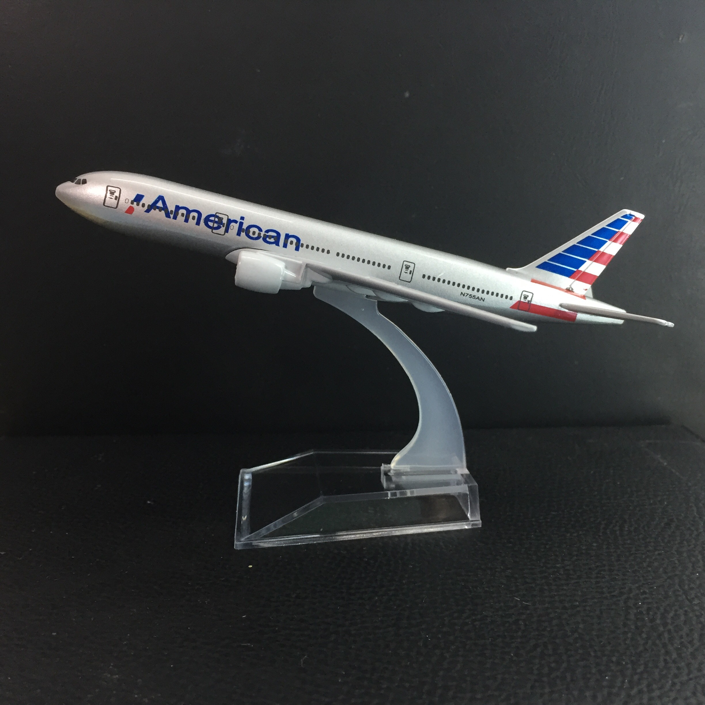 Mô hình máy bay B777 16cm dòng Boeing 777 món quà tặng trưng bày mô hình die-cast phù hợp với bàn làm việc, kệ ti-vi, giá sách