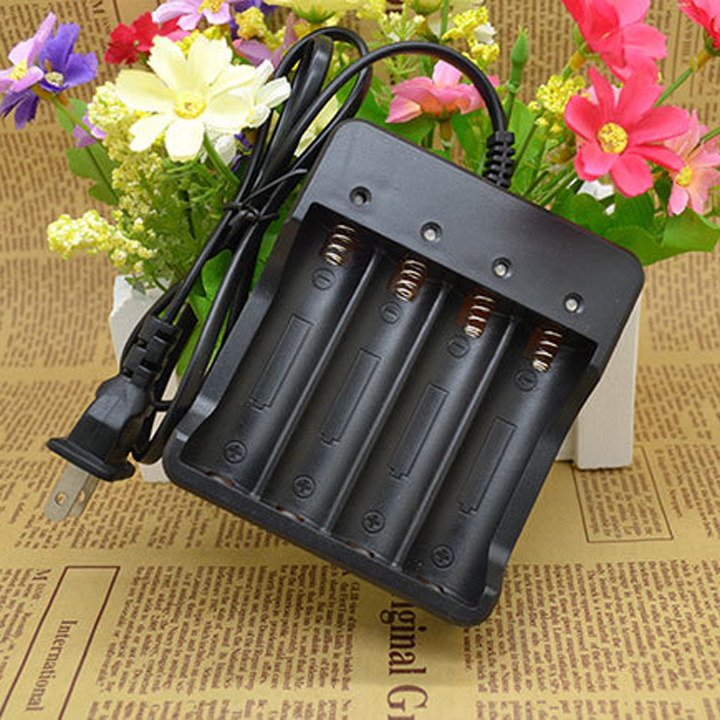 Đế sạc 4 pin 18650 có dây cắm