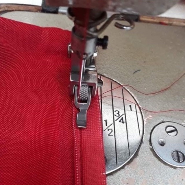 Chân vịt 1 giò tra dây kéo,có bánh xe chống nhăn - dùng cho máy 1 kim công nghiệp.