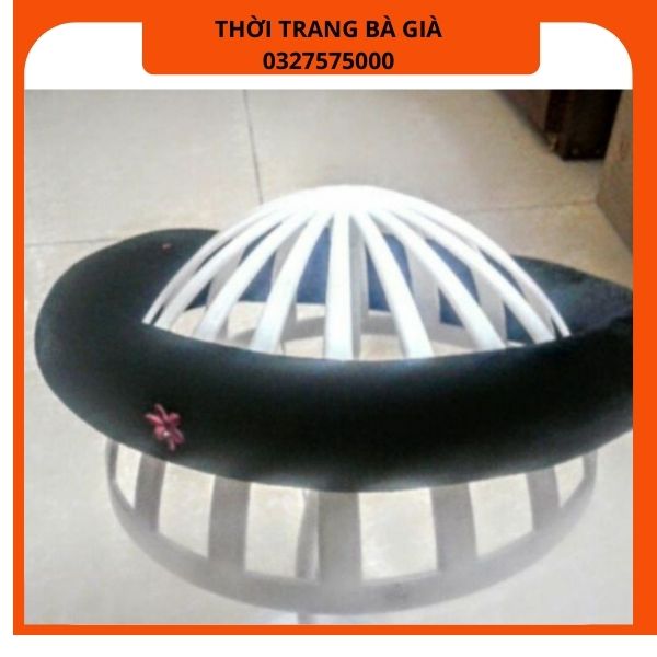 Mấn nhung đội đầu cho bà cho mẹ bà già