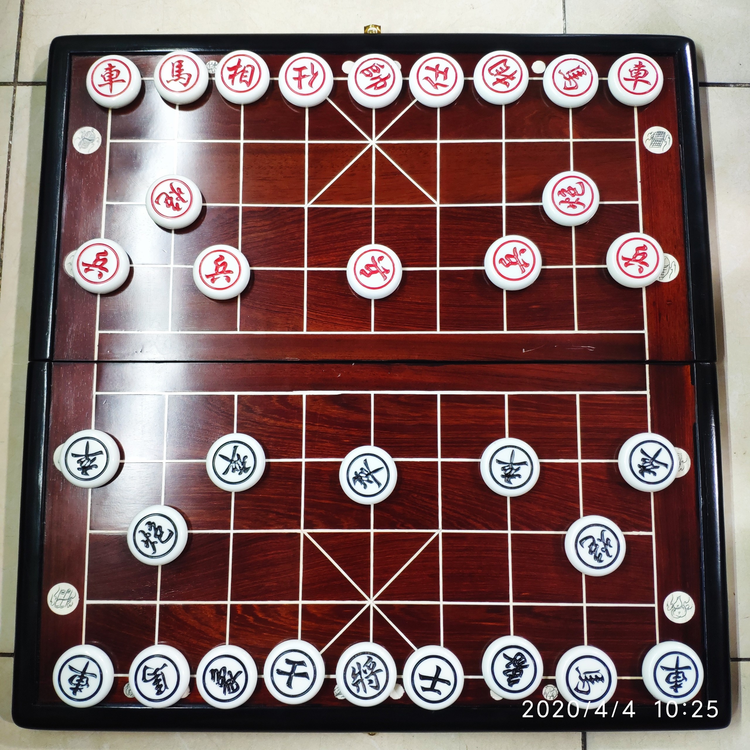 Bàn cờ gỗ hương đỏ kèm quân giả đá loại to