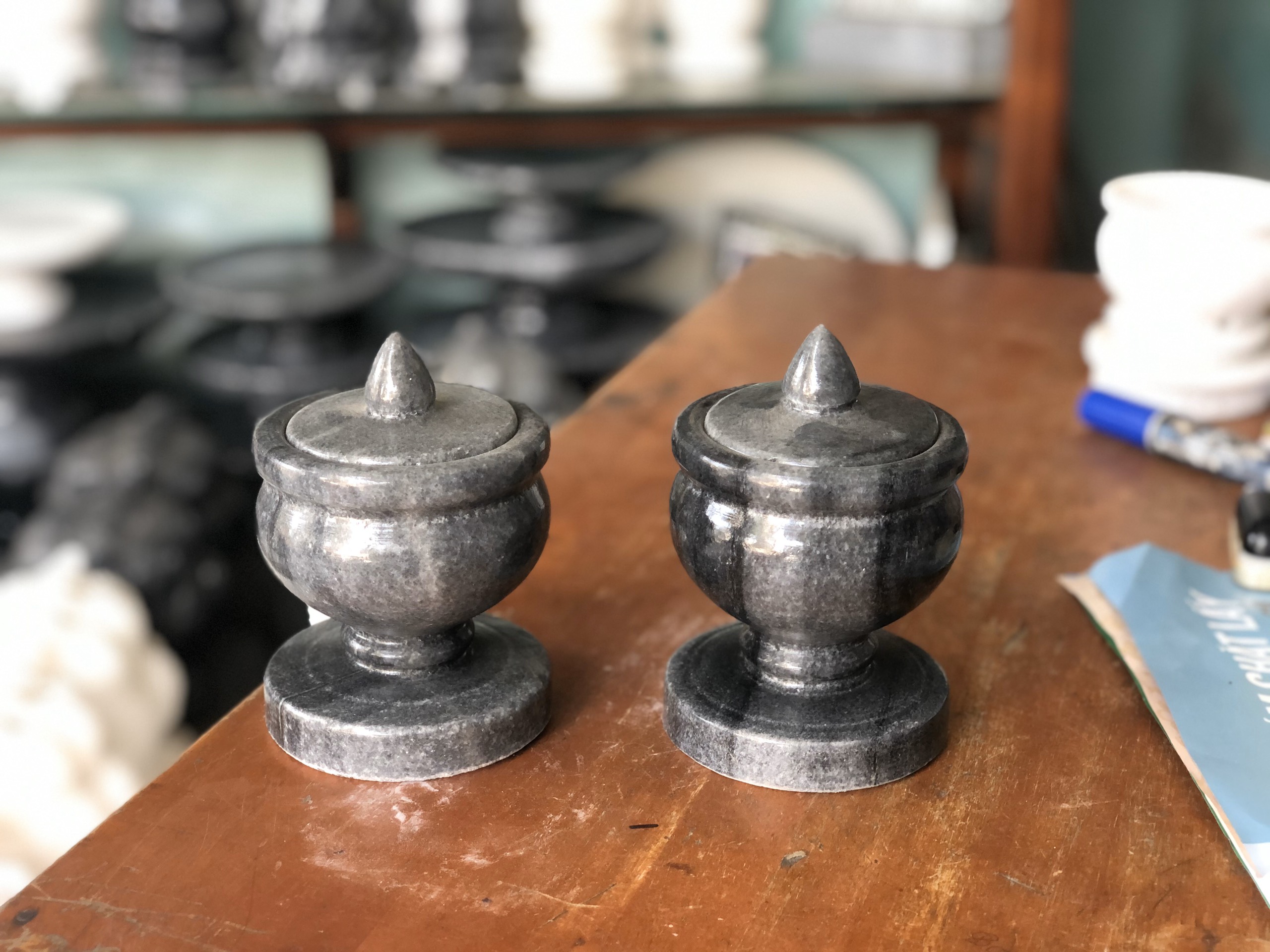 Ly nước thờ đá non nước cao 12cm bán theo đôi