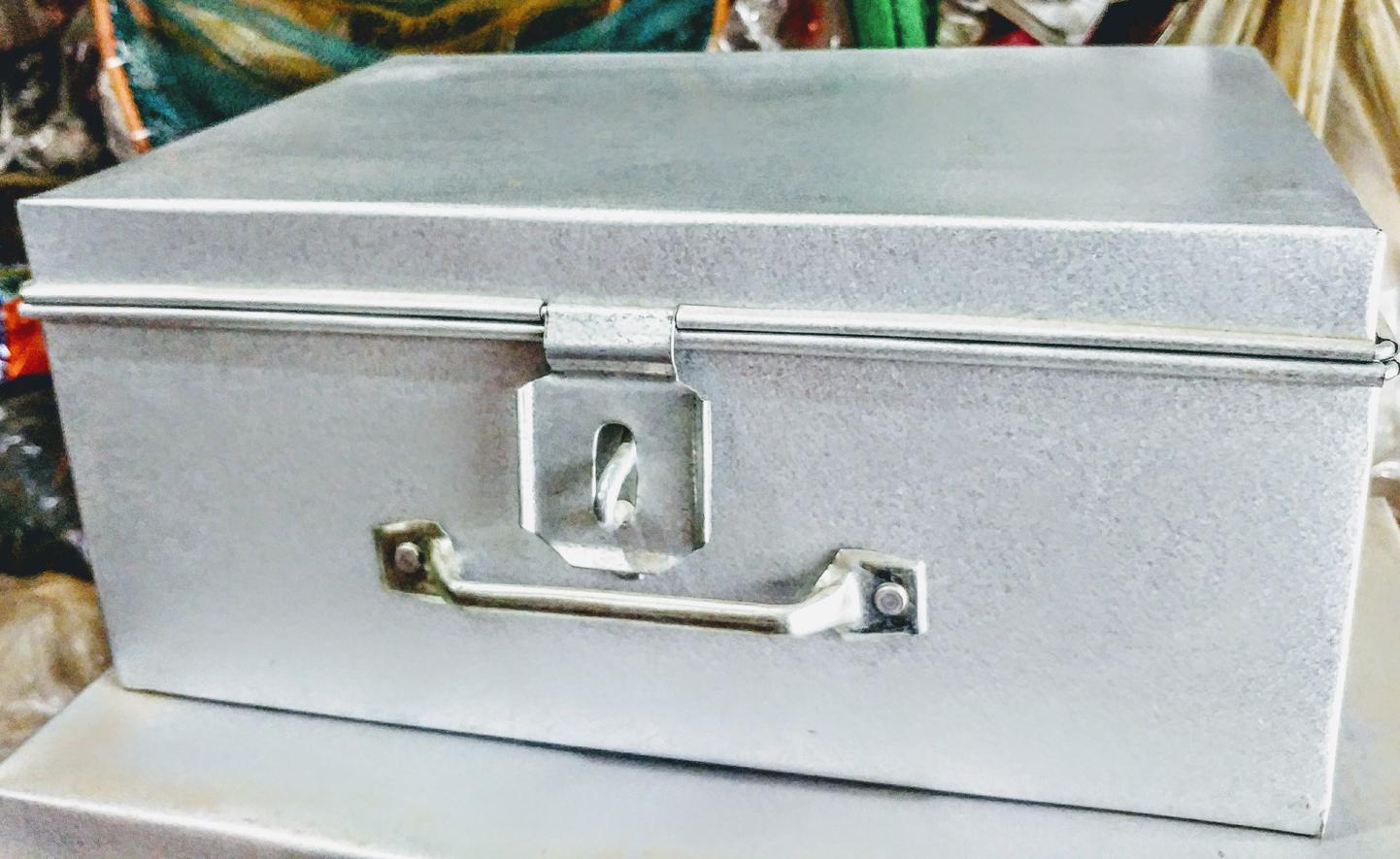 Hòm tôn 38x25x17 Kèm khóa