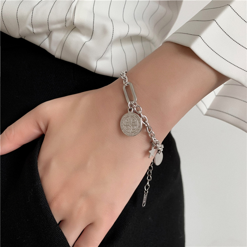 Lắc tay titan không đen không rỉ titan sao