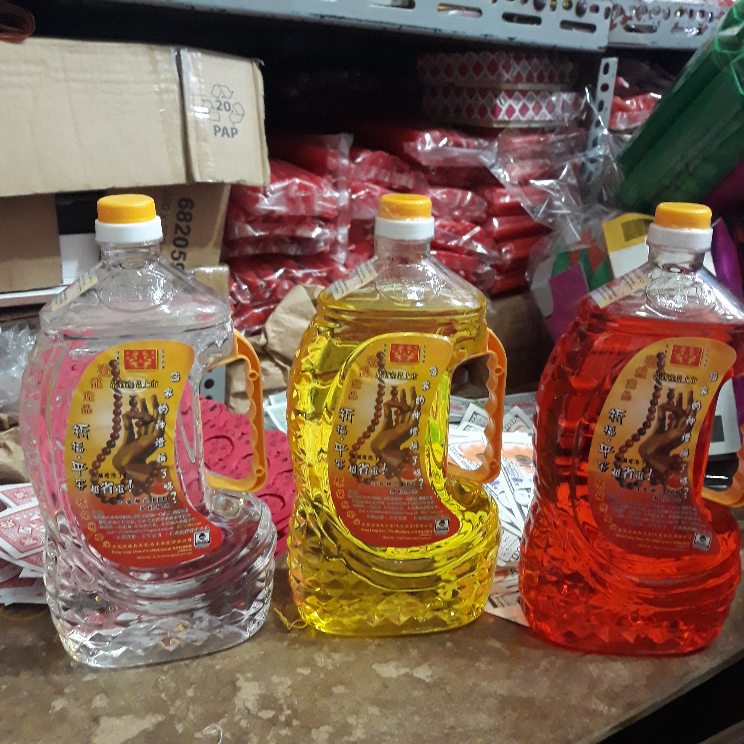 [HCM]Một Bình Dầu Cát Tường Lưu Ly Chai Lớn 2 Lít ( Mỗi Chai nặng gần 1 Phẩy 2 Kg )