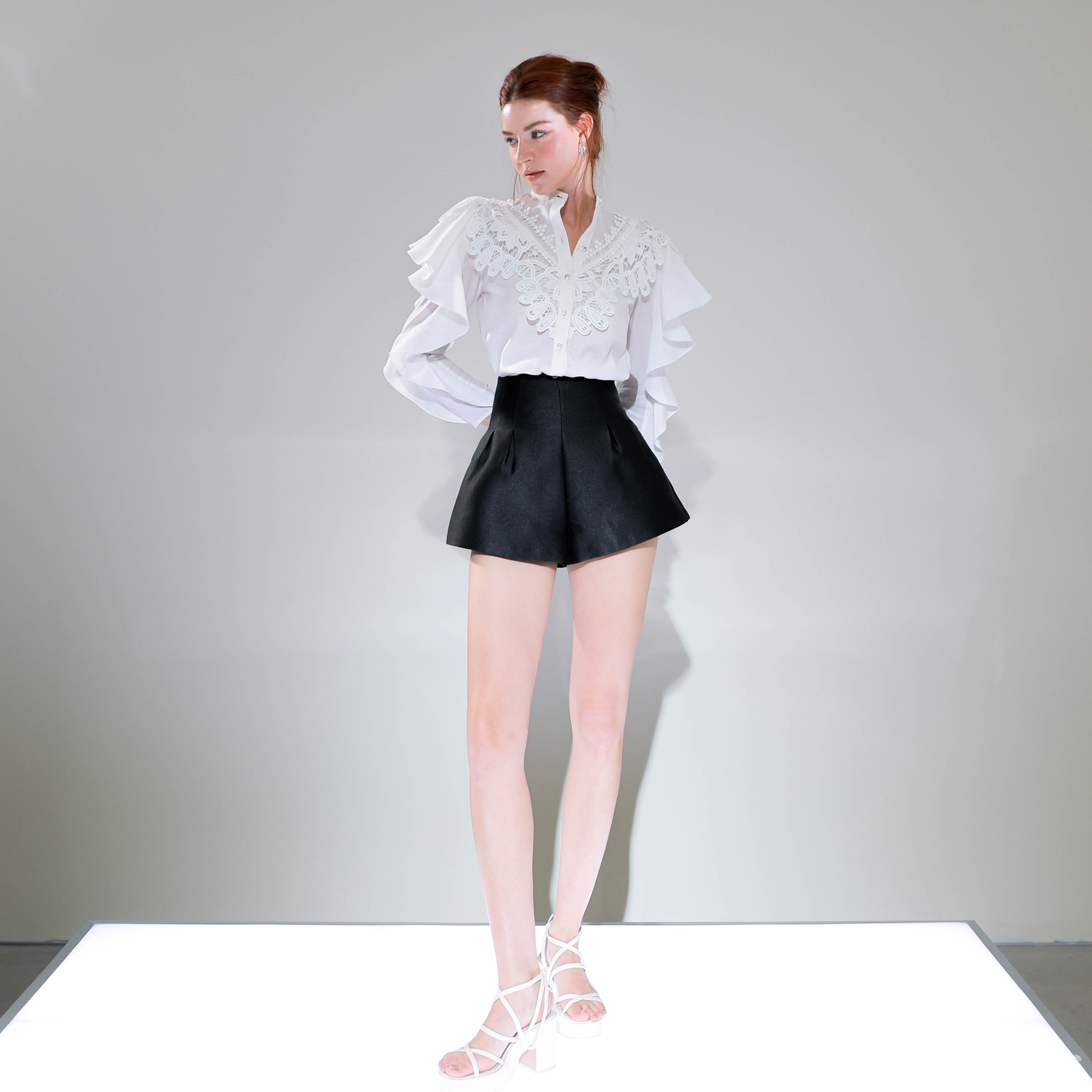 Elpis - quần đen ngắn ống loe lưng cao kéo dài chân ss22b06