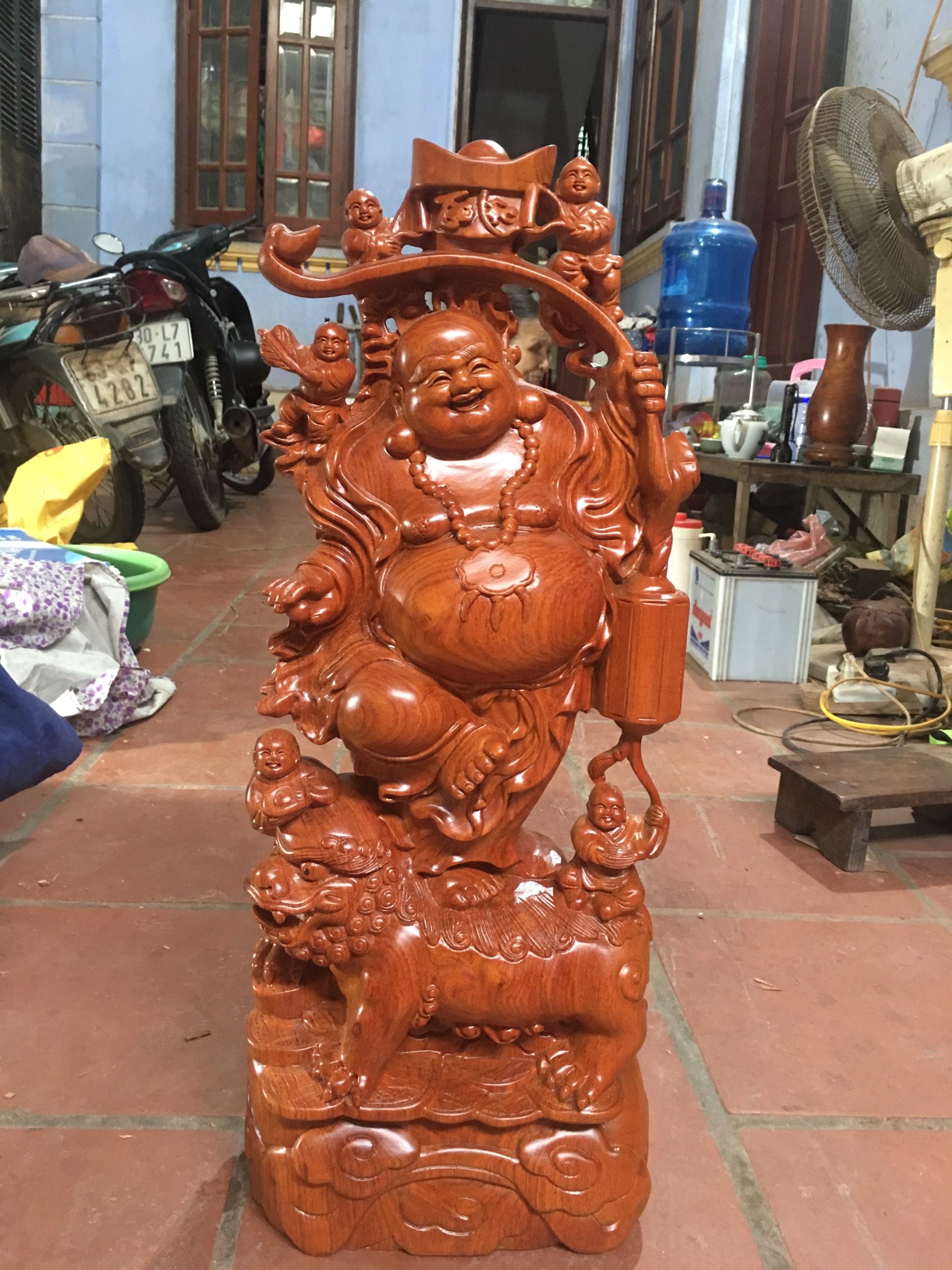 Di lặc ngũ phúc cưỡi lân gỗ hương liền khối cực sắc nét cao 60cm ngang 24cm sâu 14cm