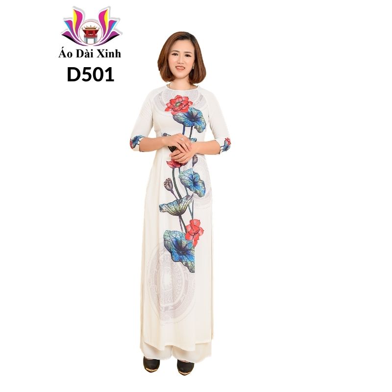 Áo dài truyền thống, cổ tròn tay lỡ.