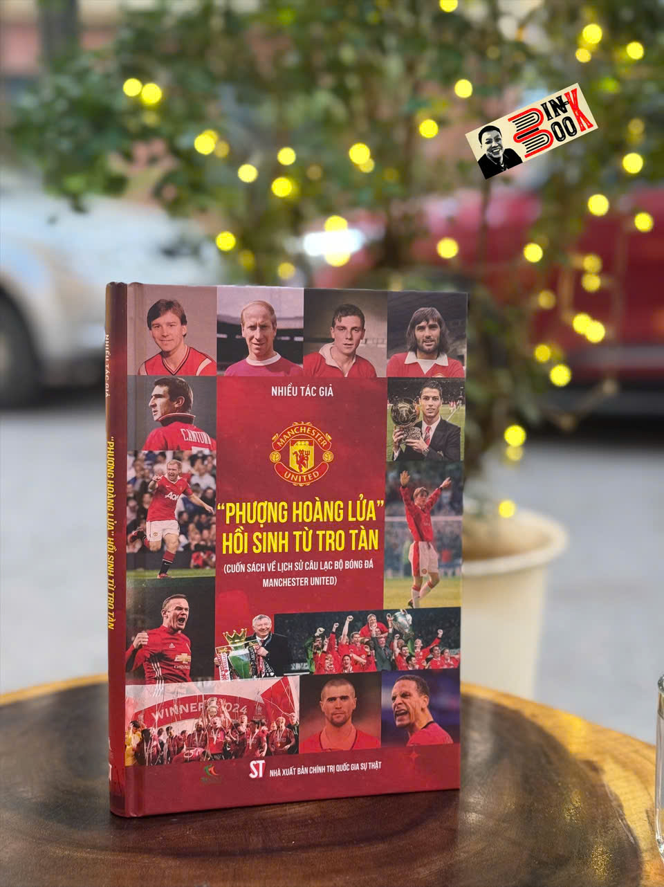 (Bìa cứng, Tặng kèm sách Tự truyện Michael Carrick) PHƯỢNG HOÀNG LỬA HỒI SINH TỪ TRO TÀN – Cuốn sách toàn diện nhất về lịch sử Manchester United – Nhiều tác giả - TH Books – NXB CTQGST