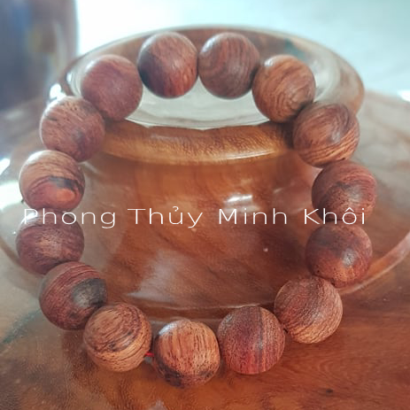 Vòng tay gỗ sưa dây đỏ thiên nhiên 14 ly Hàng MỘC .Vòng tay may mắn ,bình an,tài lộc. Tặng kèm hộp đựng cao cấp.