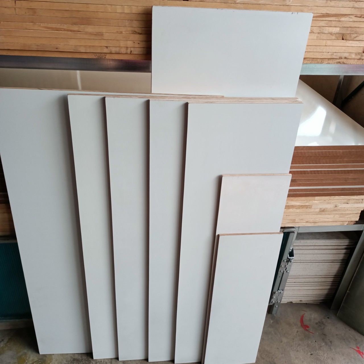 Tấm ván MDF 12ly phủ keo trắng 2 mặt  dùng làm mặt bàn , kệ trang trí, vách ngăn  đa dạng kích thước