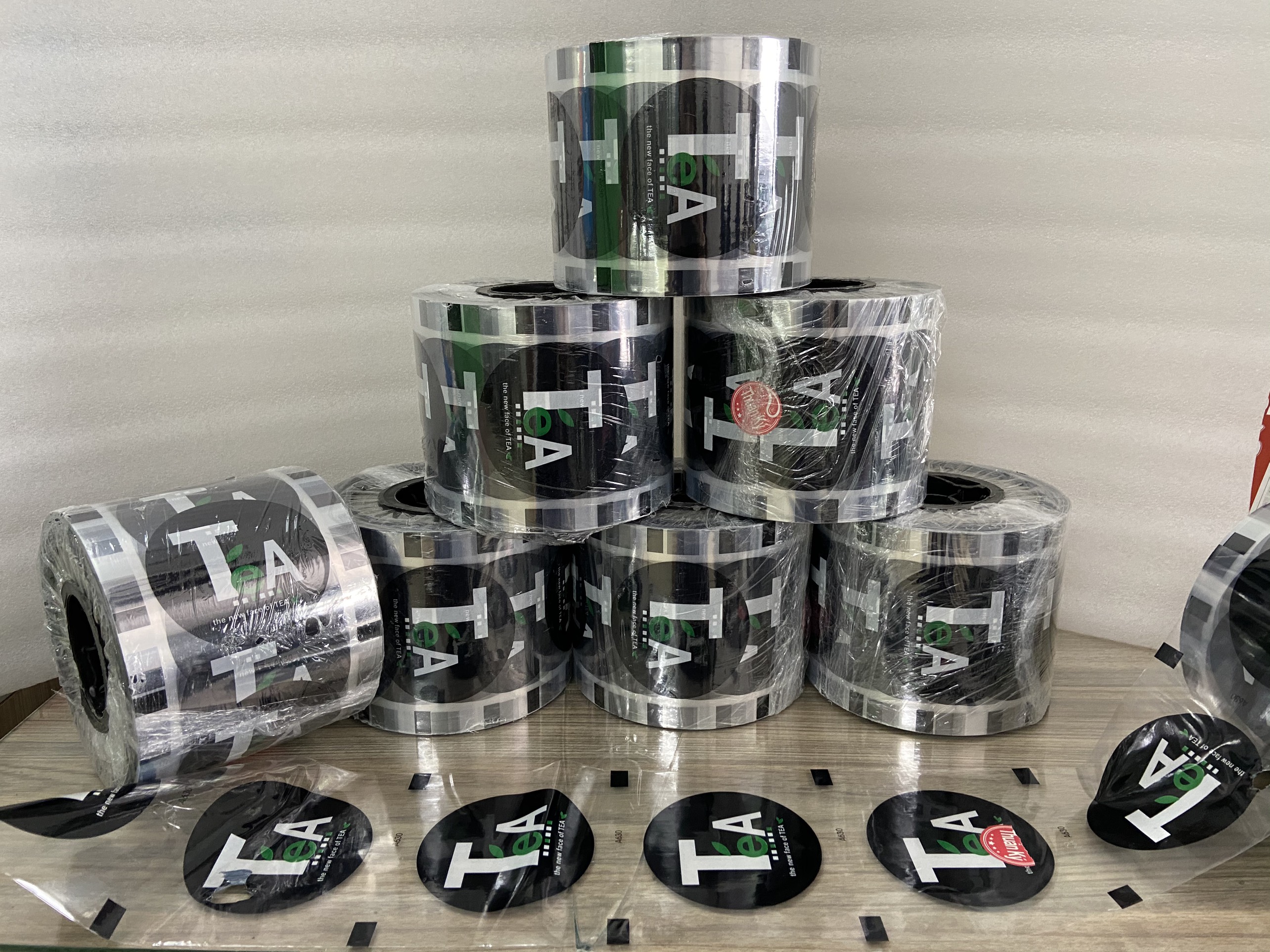 Cuộn keo dán miệng ly trà sữa chữ tea 1750ly