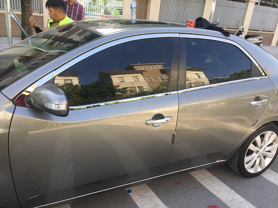 Viền inox quanh kính KiaForte