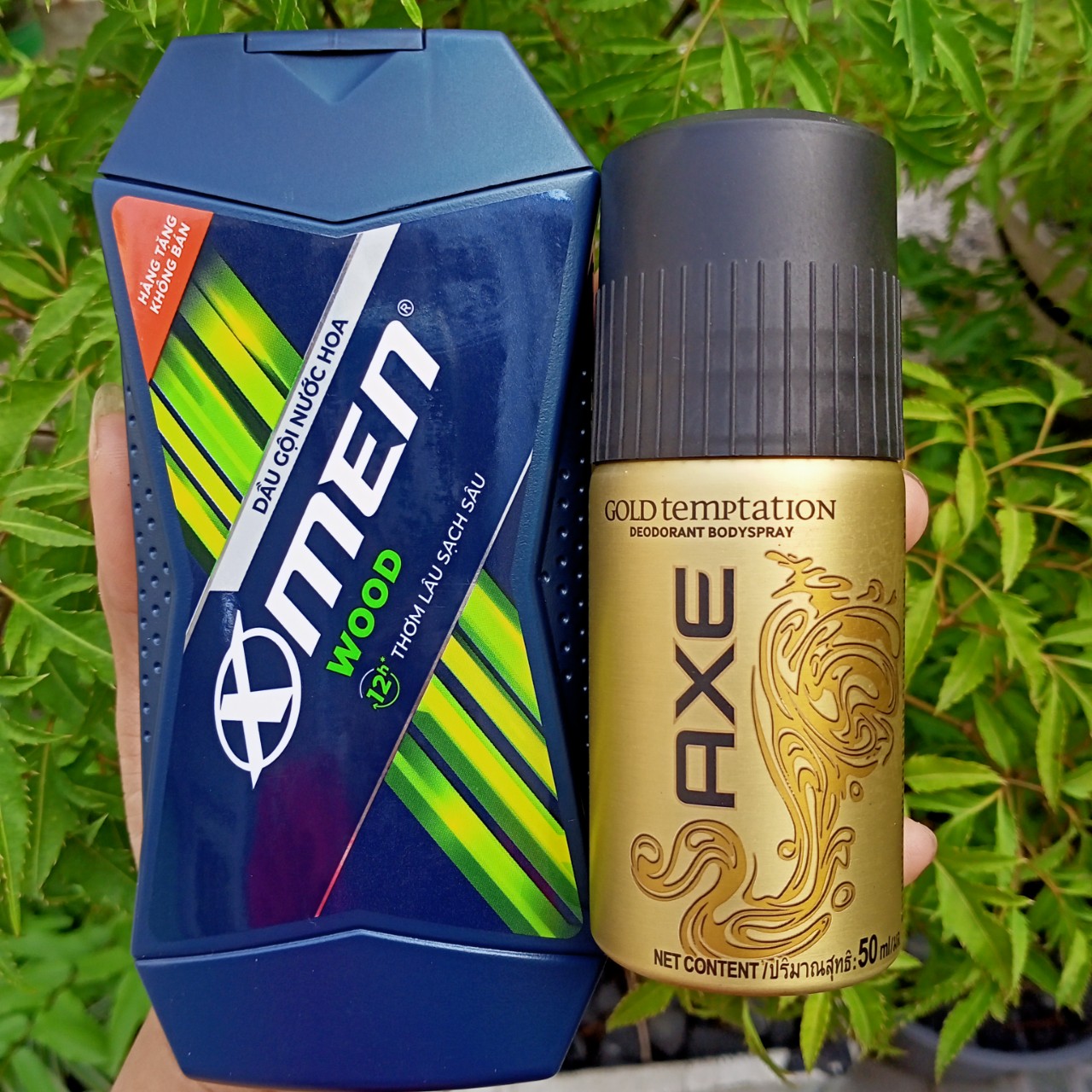 Set 2 món cho phải mạnh gồm: 1 chai xịt khử mùi axe 50ml + 1 chai dầu gội xmen 150g
