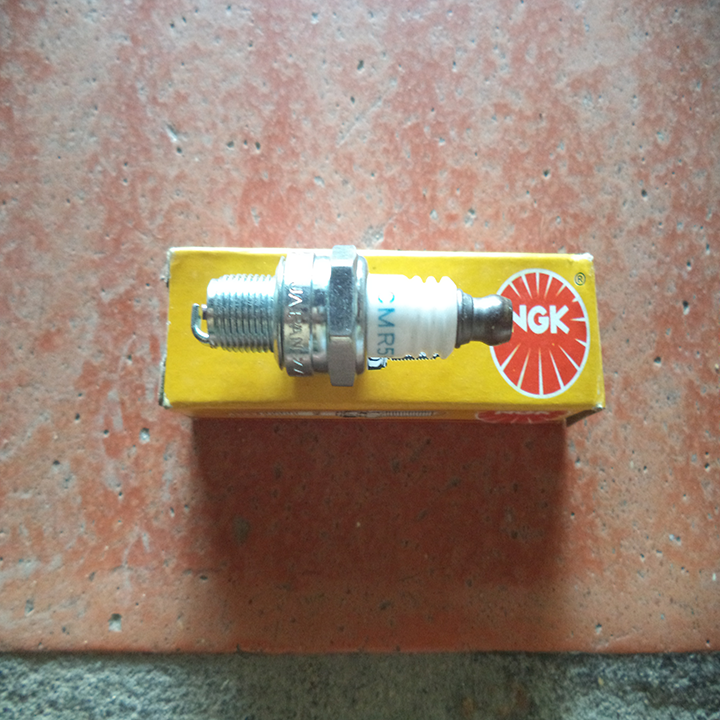 Bugi NGK CMR5H dùng cho máy cắt cỏ,máy cưa gỗ,máy phát điện,máy đầm cóc 4 thì