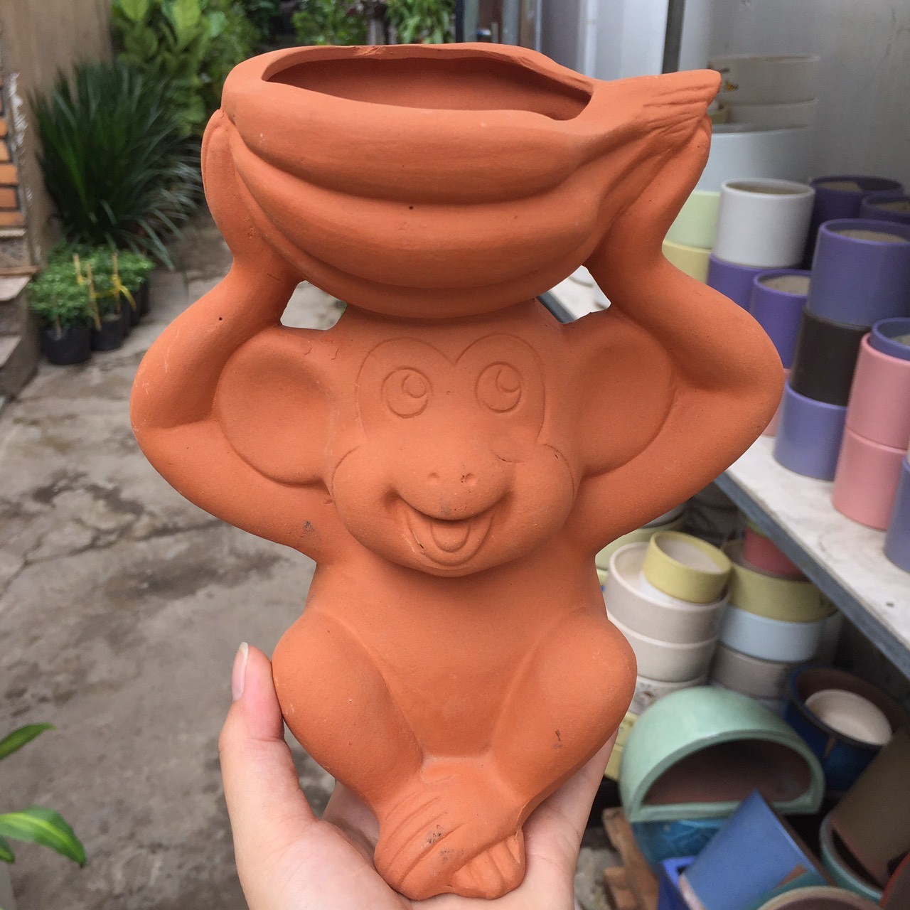 Chậu đất nung hình chú khỉ đội nải chuối kích thước 10*18*20cm