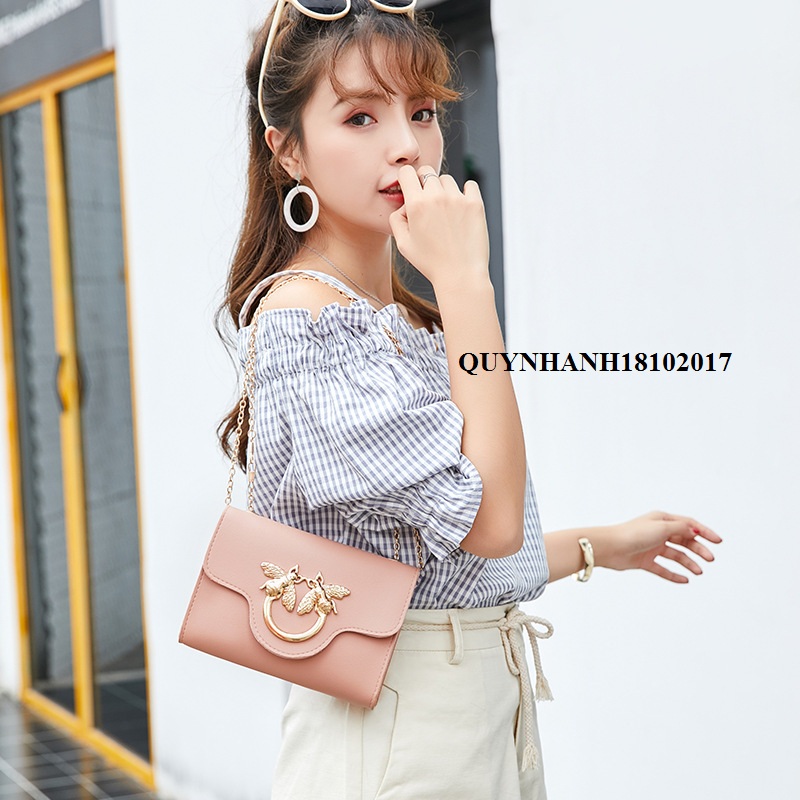 Túi xách đeo chéo nữ họa tiết Logo cặp Ong trẻ đẹp mới nhất hiện nay ( B402)