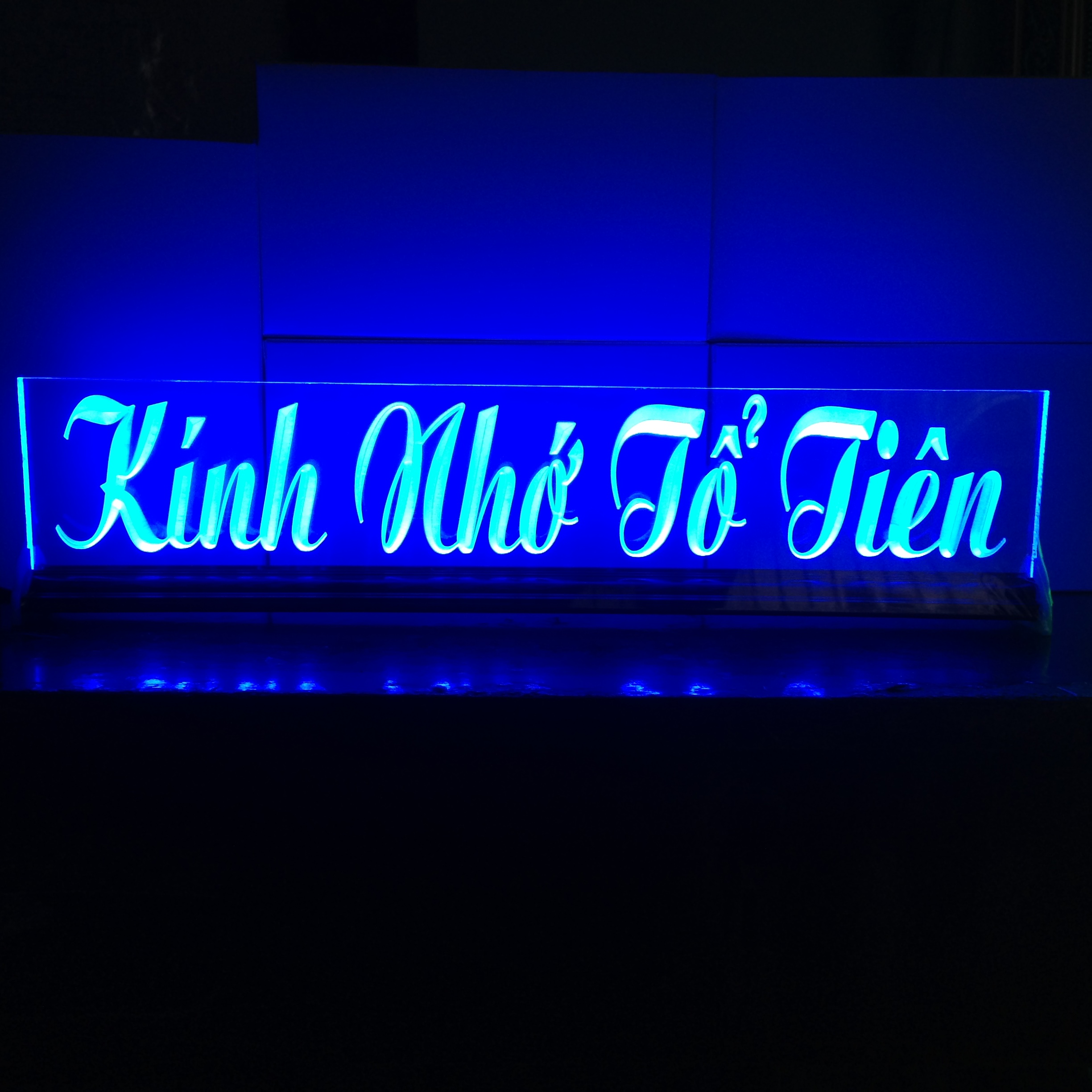 Chữ điện -  đèn led đổi màu - KÍNH NHỚ TỔ TIÊN - cao10cm x dài 50cm