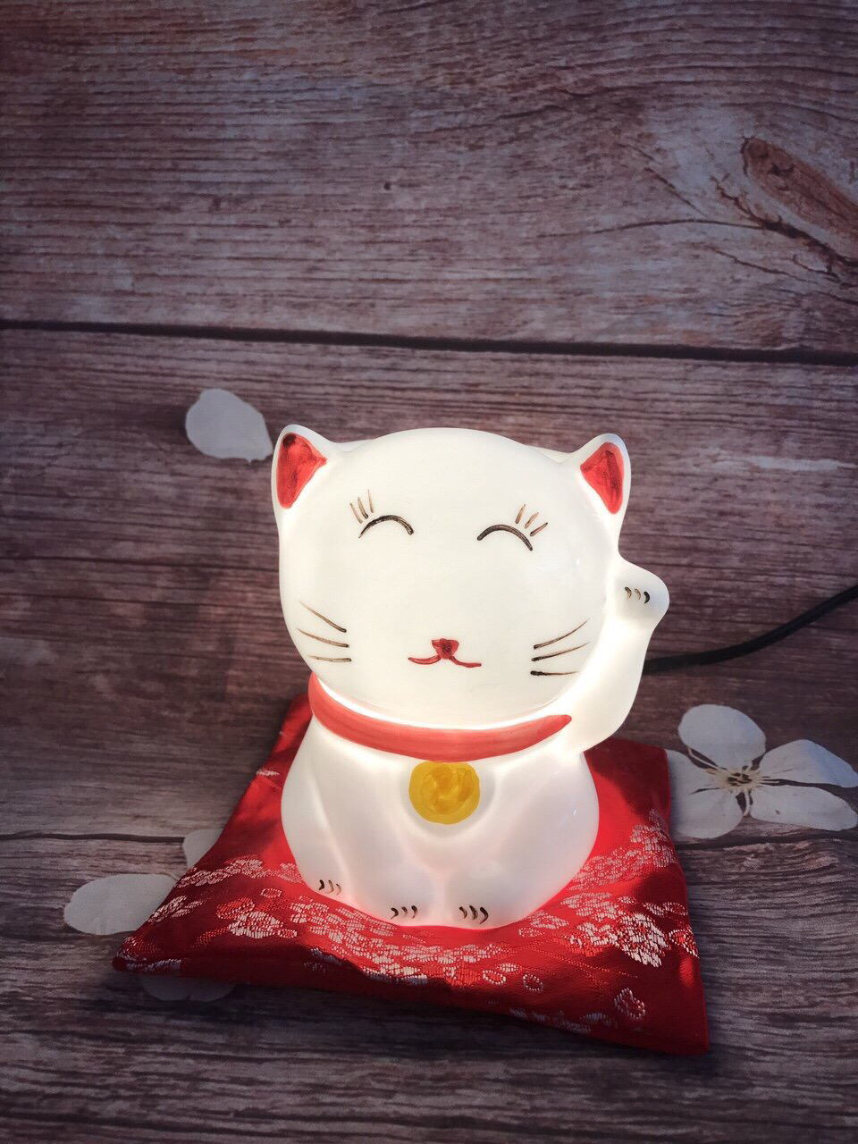 Đèn Xông Tinh Dầu Con mèo thần tài  (có vải đỏ lót đế)   + 1 tinh dầu sả chanh 5 ml