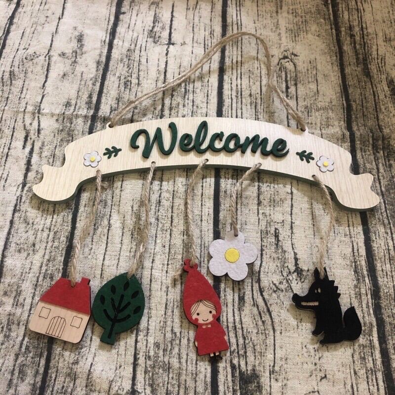 Bảng gỗ decor chữ welcome cô bé quàng khăn đỏ
