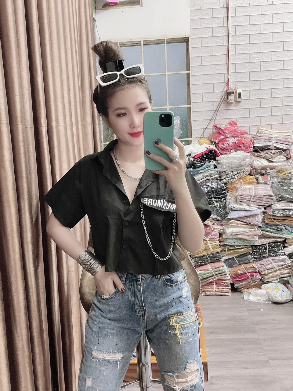 Áo sơ mi nữ croptop tay ngắn họa tiết chữ phối dây xích cá tính m424