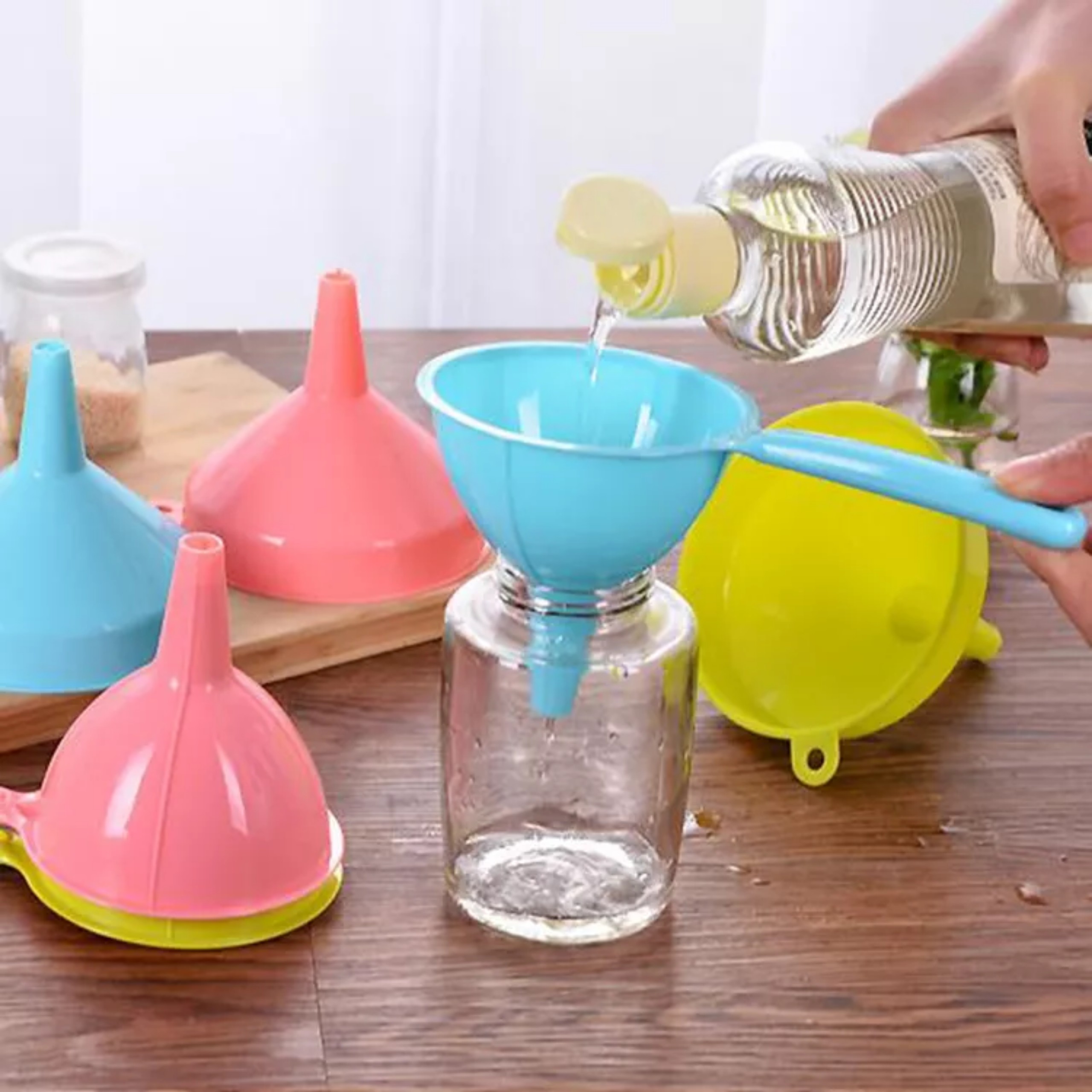 Phễu nhựa nhiều màu có tay cầm chiết rót hariboo