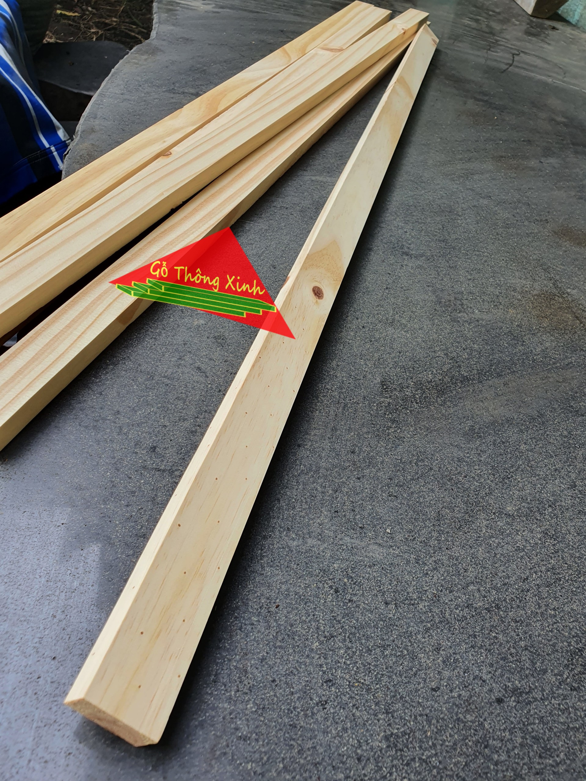 Thanh vuông dài 1m, rộng 3cm, dày 1.5cm đã tuyển chọn bào đẹp 4 mặt, rất phù hợp làm nẹp, đóng thùng gỗ