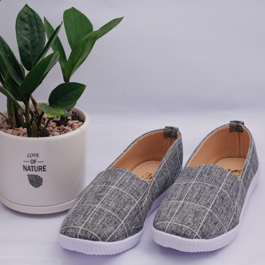 Giày lười nữ ô vuông màu xám