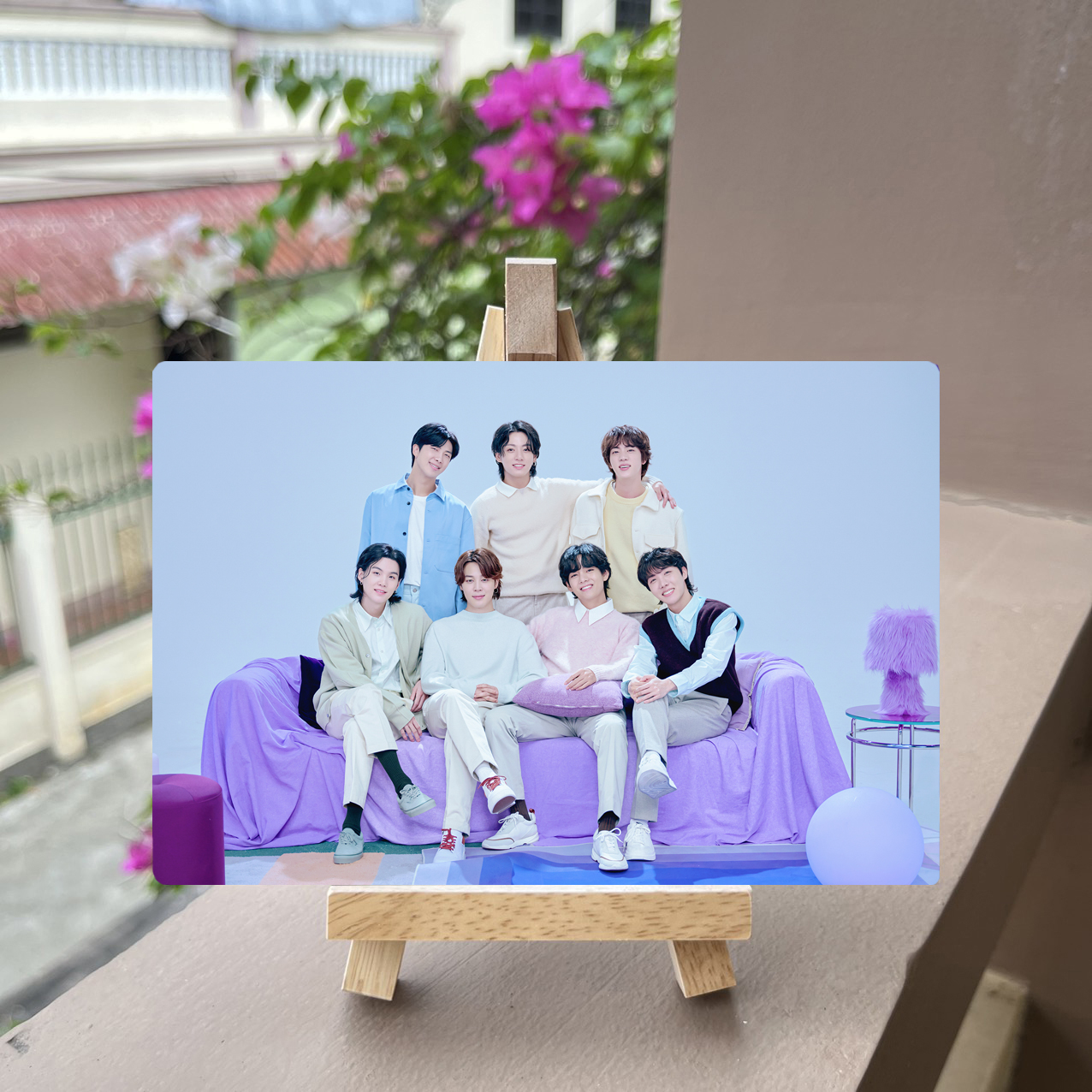 Khung ảnh BTS ( tặng kèm kệ gỗ)