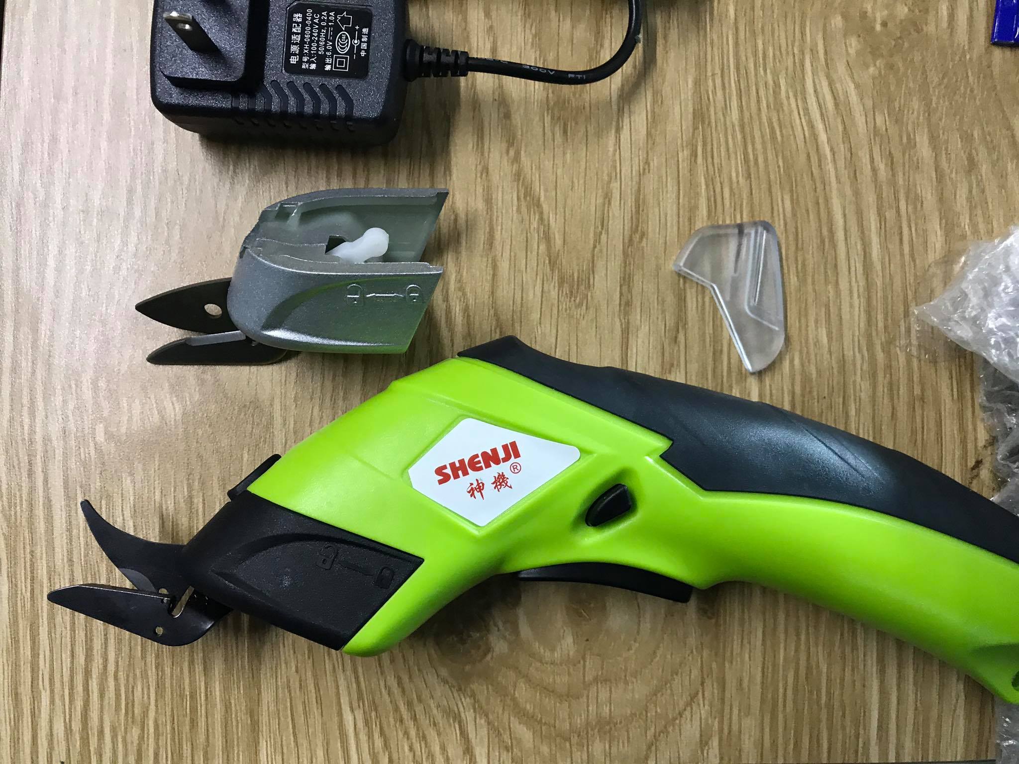 KÉO CẮT VẢI CẦM TAY CHẠY PIN SẠC SHENJI , MÁY KHỎE MẠNH CẮT CUWACJ TỐT