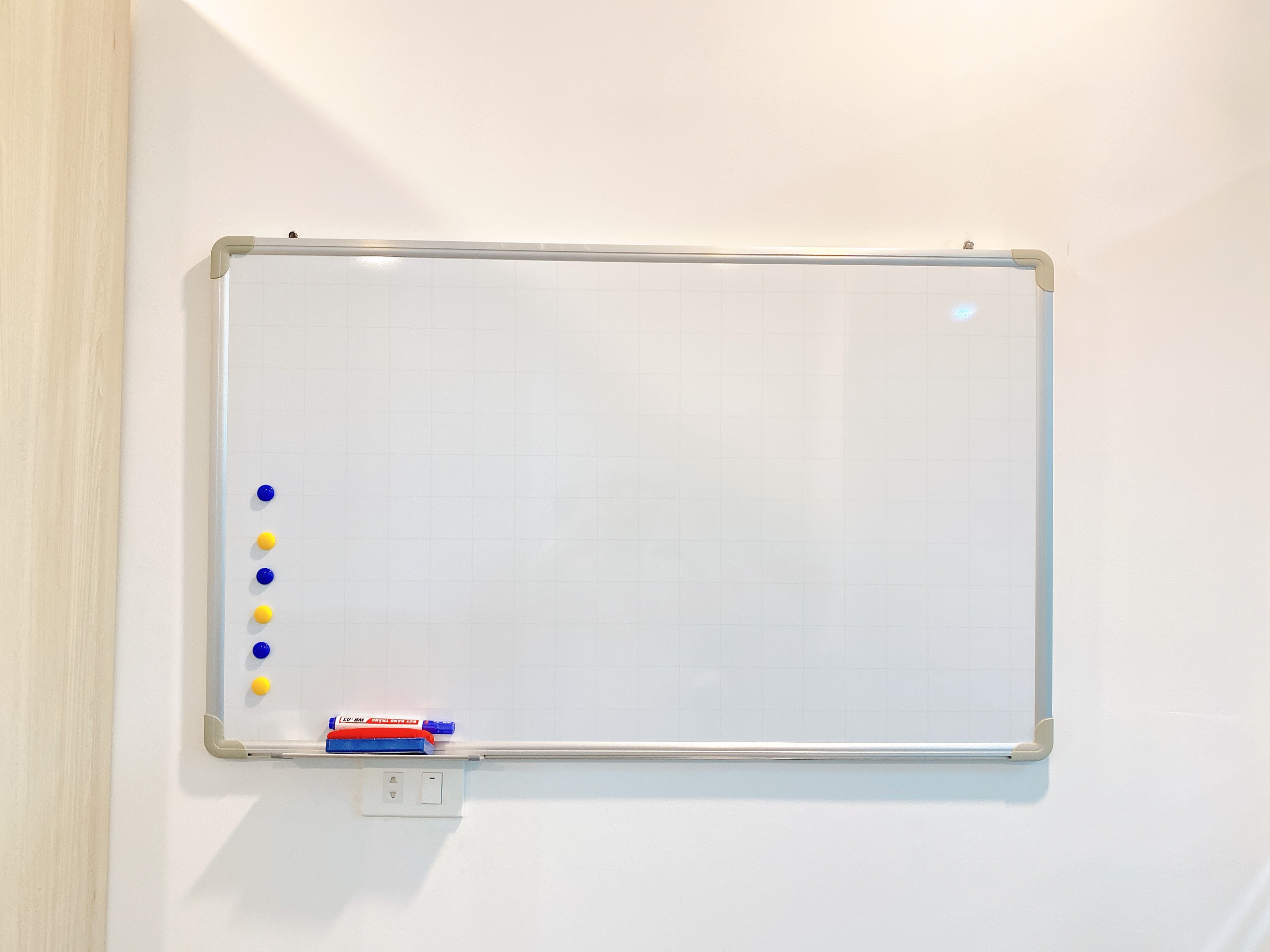 Bảng từ trắng viết bút lông, KT: 60x100cm, Tặng bút, bông lau, nam châm