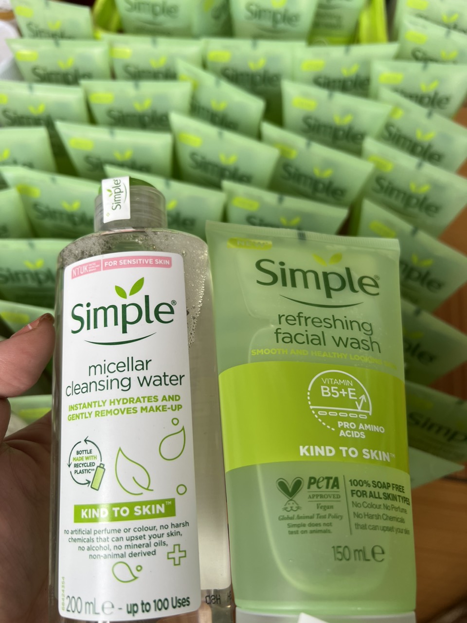 Combo Nước Tẩy Trang và Sữa rửa mặt Simple Dành Cho Da Nhạy Cảm 200ml Sản phẩm chính hãng