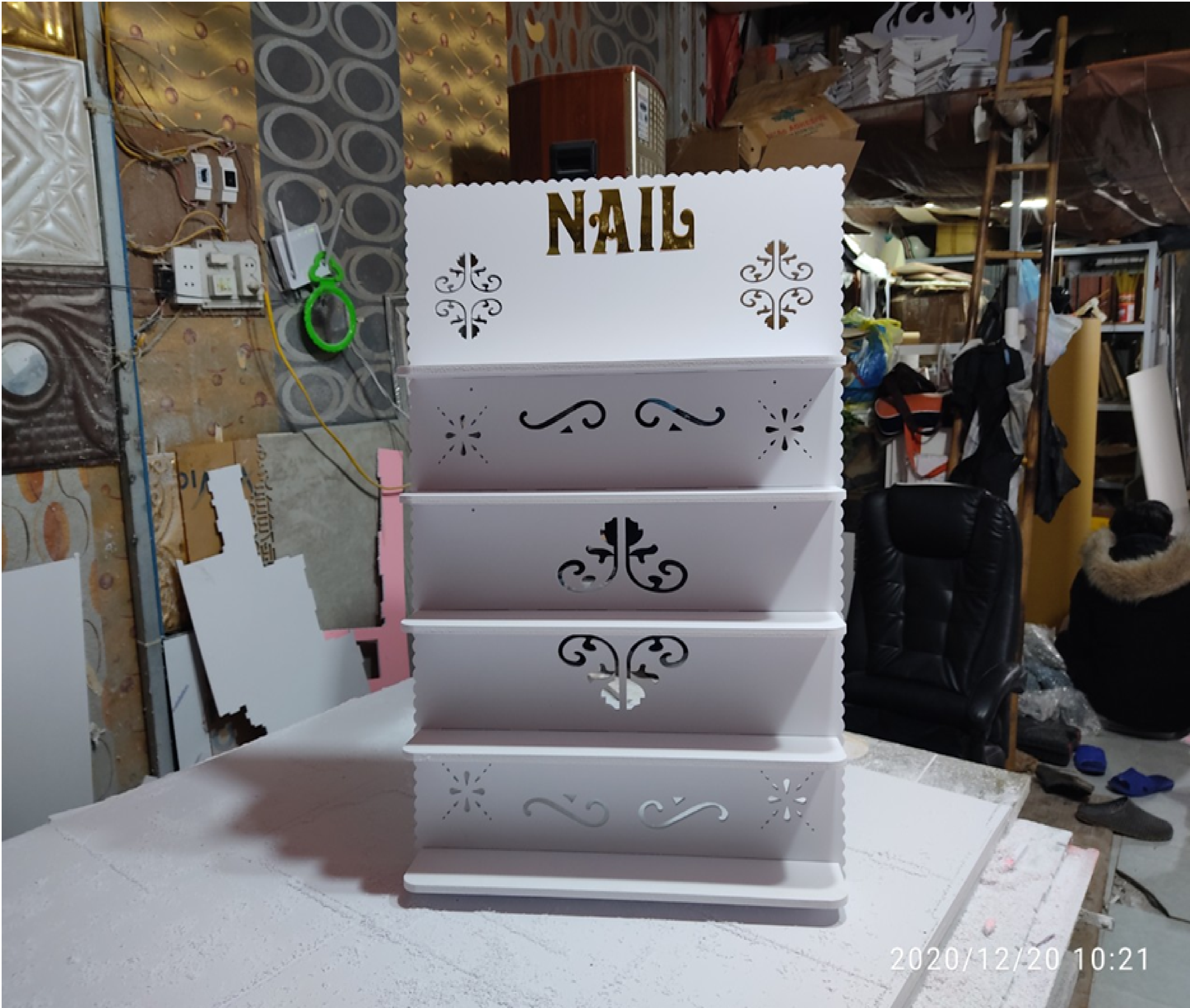 Kệ sơn nail chữ Nail vàng