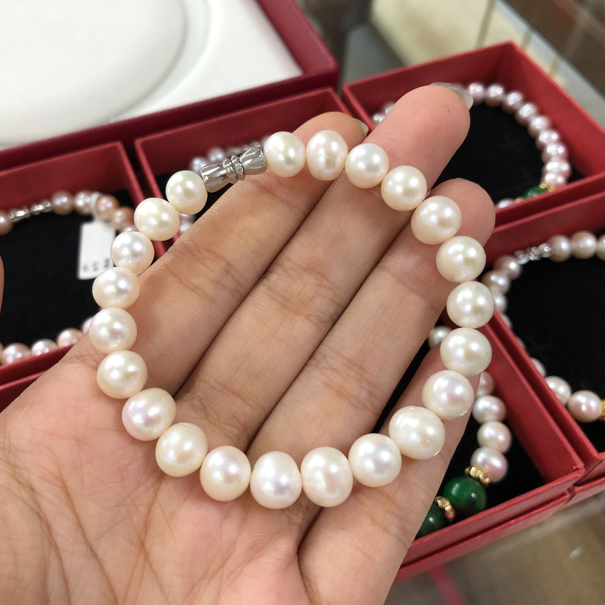 VÒNG TAY NGỌC TRAI THẬT- NGỌC TRAI 8-9li MÀU TRẮNG TỰ NHIÊN ( TẶNG KÈM DÂY VÀ KHÓA)