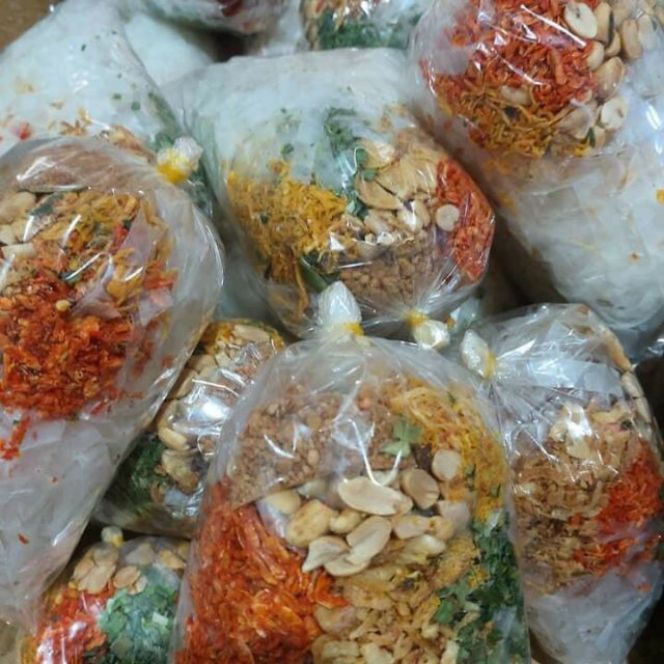 1 hộp bánh tráng  trộn